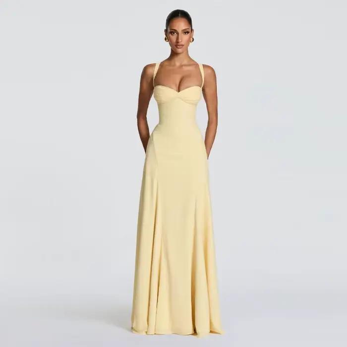 Robe longue jaune froncée à la poitrine avec dos croisé et lacets, fluide, longueur ras du sol, pour