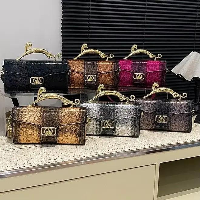 Sac à couches prêt à l'emploi pour poussette avec boucles d'attache intégrées pour un montage sûr et
