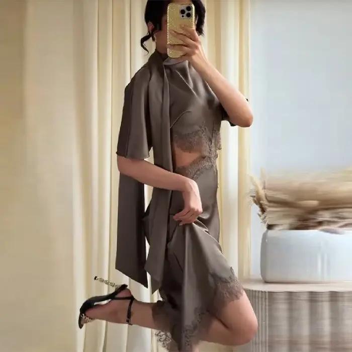 Robe Courte Sophistiquée et Sexy en Satin avec Dentelle et Découpes pour Femme – Tenue Chic et Décon