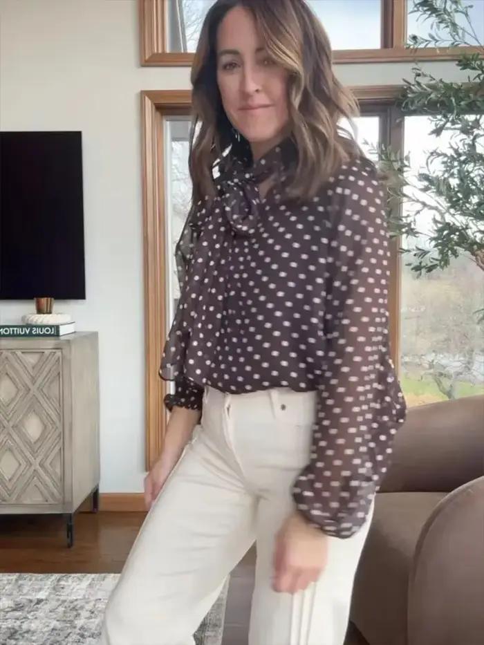 Chemisier à pois tendance 2026 pour femme HH, col à nœud, manches longues, style chic et fin pour fe