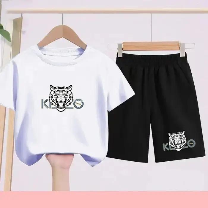 T-shirts d'été noirs et blancs pour enfants, associés à des tenues de sport respirantes et à séchage