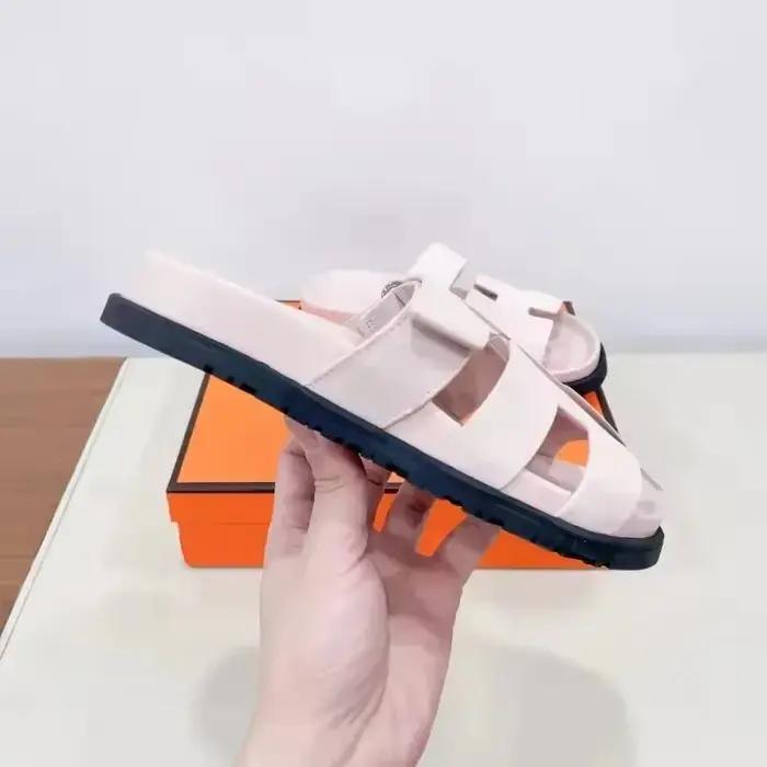 Sandales élégantes en cuir marron : qualité supérieure, confort et design moderne.