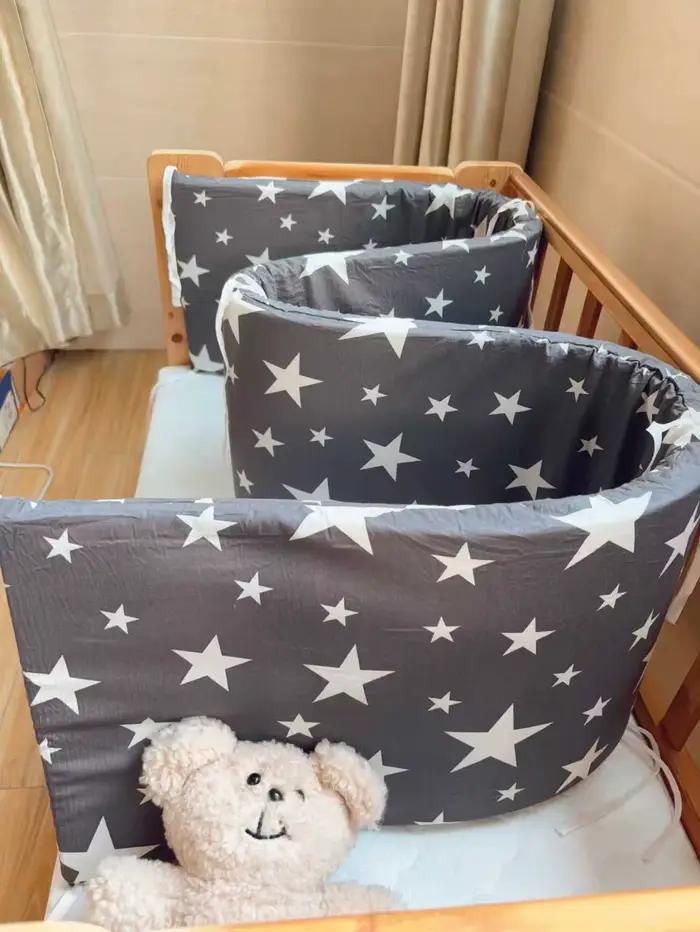 Protecteur de lit de bébé en coton imprimé avec fermeture éclair pour sécurité et confort de nouveau-né à offrir pour naissance ou baptême