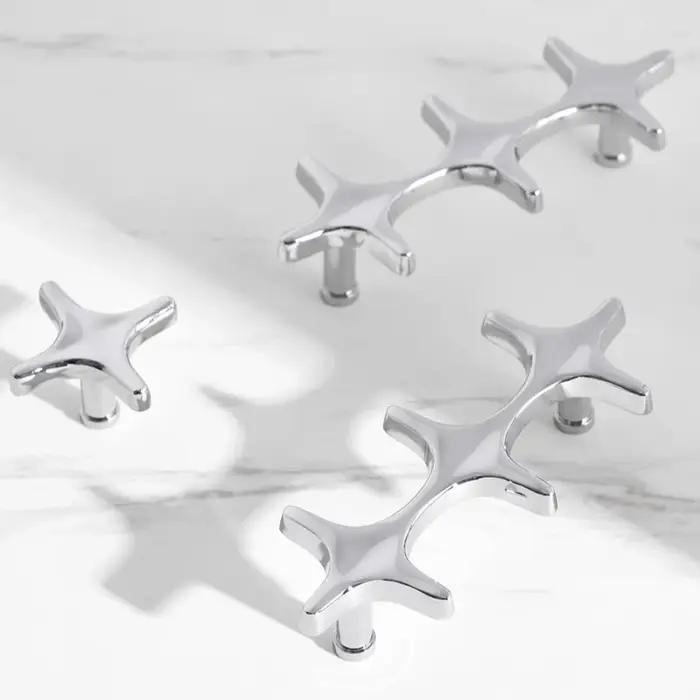 Poignees croisees en laiton massif argenté pour armoires et meubles de rangement minimalistes à offrir pour diverses occasions speciales ```